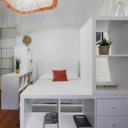 Charming With Balcony -2br-4p- Madeleine דירה