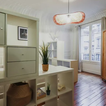 Charming With Balcony -2br-4p- Madeleine *