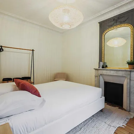 דירה Charming With Balcony -2br-4p- Madeleine