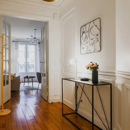 Charming With Balcony -2br-4p- Madeleine דירה